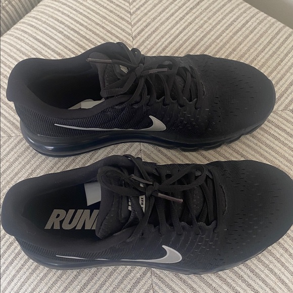 Black Nike sneakers 7.5 - Picture 2 of 4